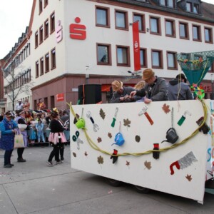 Mitglieder der Saufeulis auf dem Faschingswagen